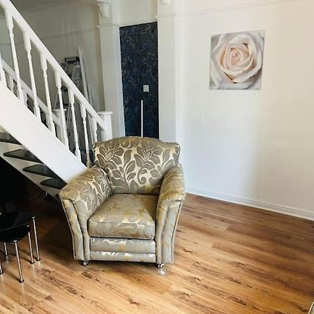 The White House - Cheerful 3 Bedroom Home In Wigan - Ince - Sleeps 7 - Parking - Work Space - Great Motorway Links Eksteriør billede