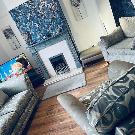 The White House - Cheerful 3 Bedroom Home In Wigan - Ince - Sleeps 7 - Parking - Work Space - Great Motorway Links Eksteriør billede