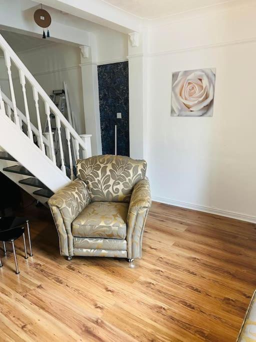 The White House - Cheerful 3 Bedroom Home In Wigan - Ince - Sleeps 7 - Parking - Work Space - Great Motorway Links Eksteriør billede