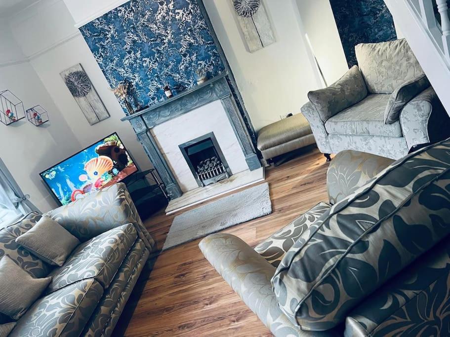 The White House - Cheerful 3 Bedroom Home In Wigan - Ince - Sleeps 7 - Parking - Work Space - Great Motorway Links Eksteriør billede
