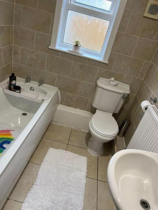The White House - Cheerful 3 Bedroom Home In Wigan - Ince - Sleeps 7 - Parking - Work Space - Great Motorway Links Eksteriør billede