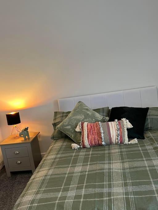 The White House - Cheerful 3 Bedroom Home In Wigan - Ince - Sleeps 7 - Parking - Work Space - Great Motorway Links Eksteriør billede