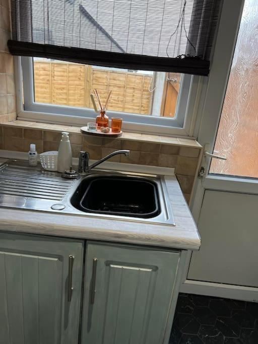 The White House - Cheerful 3 Bedroom Home In Wigan - Ince - Sleeps 7 - Parking - Work Space - Great Motorway Links Eksteriør billede